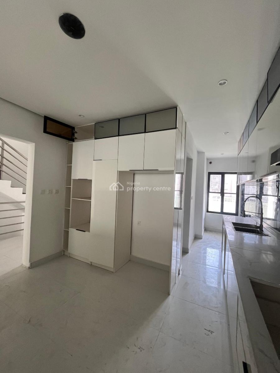 Neatly Built 4 Bedroom Terrace Apartment with Bq, Lekki Phase 1, Lekki, Lagos, Flat / Apartment for Sale