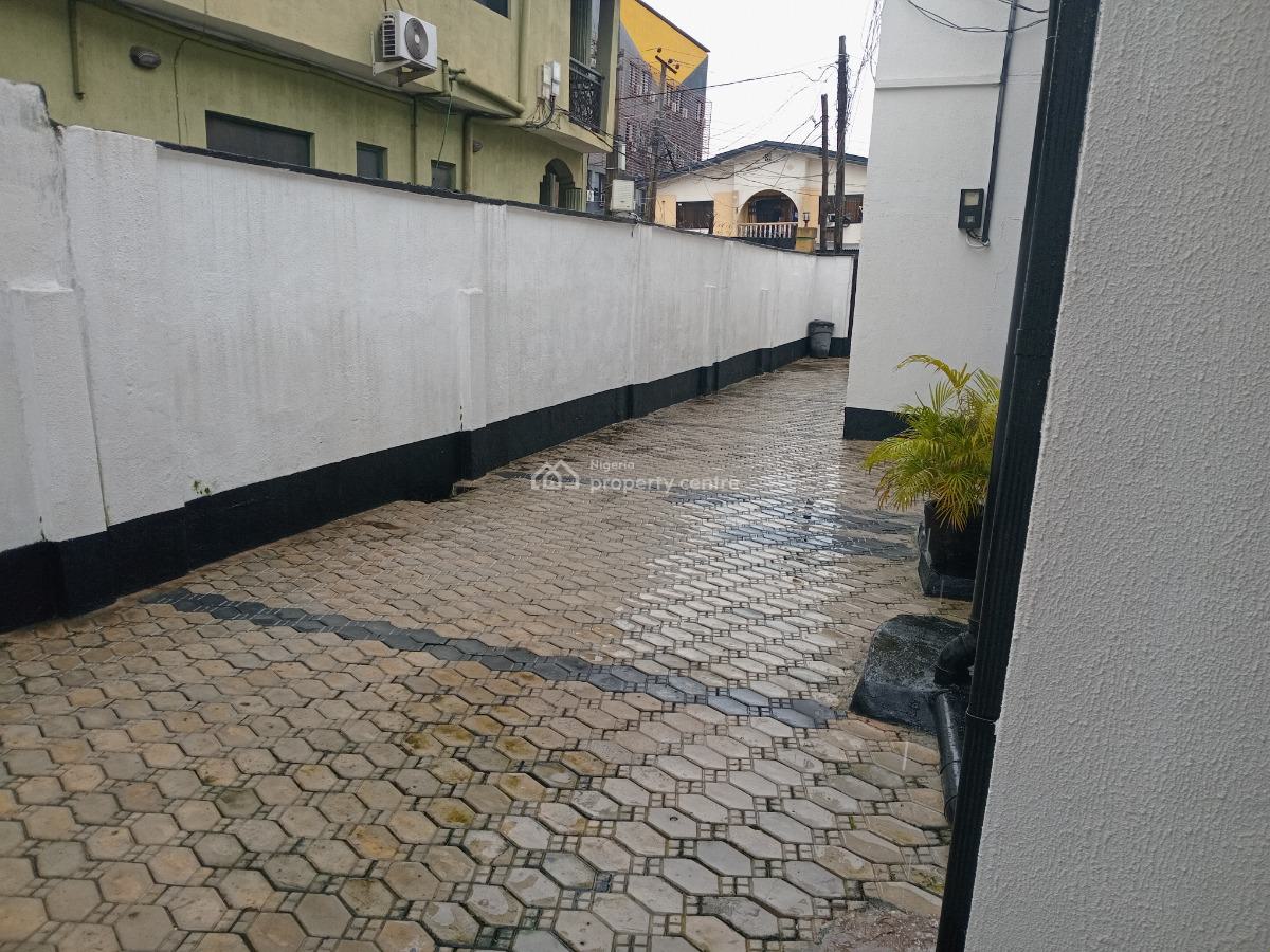 Los Angeles 2 Bedrooms Flat, Off Commercial Avenue, Sabo, Yaba, Lagos, Flat / Apartment for Rent