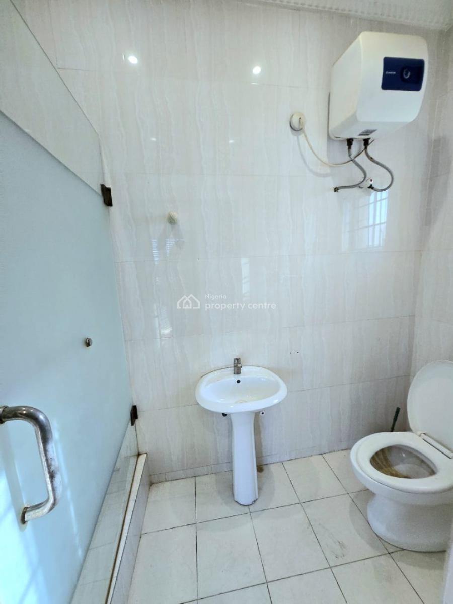Spacious 2 Bedroom Apartment, Lekki Phase 1, Lekki, Lagos, Flat / Apartment for Rent