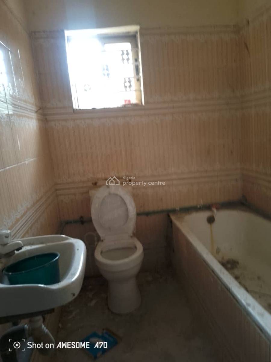 Spacious 3 Bedroom Flat with 2 Toilet and 2 Bathrooms, Yaba, Lagos, Flat / Apartment for Rent