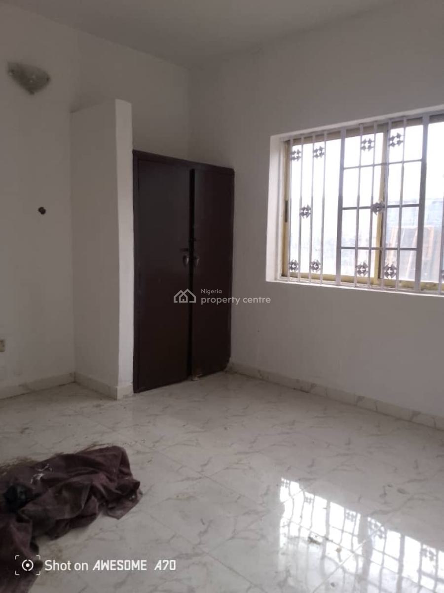 Spacious 3 Bedroom Flat with 2 Toilet and 2 Bathrooms, Yaba, Lagos, Flat / Apartment for Rent