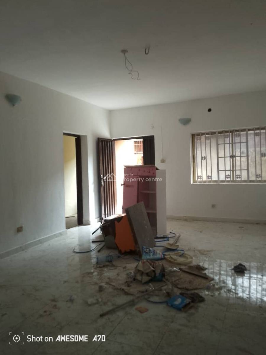 Spacious 3 Bedroom Flat with 2 Toilet and 2 Bathrooms, Yaba, Lagos, Flat / Apartment for Rent