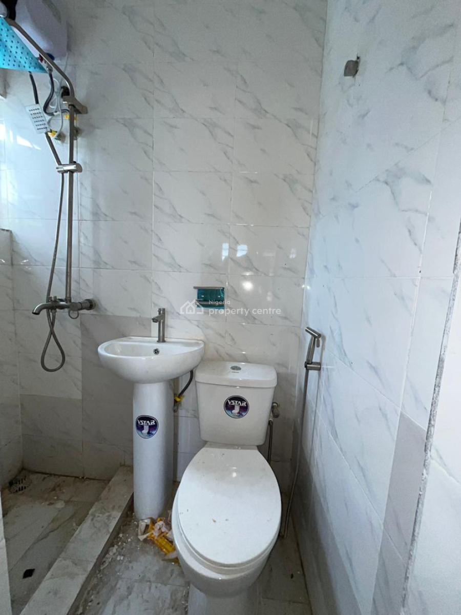 2 Bedroom Apartment in a Good Neighborhood, Mobile Road, Ajah, Lagos, Flat / Apartment for Rent