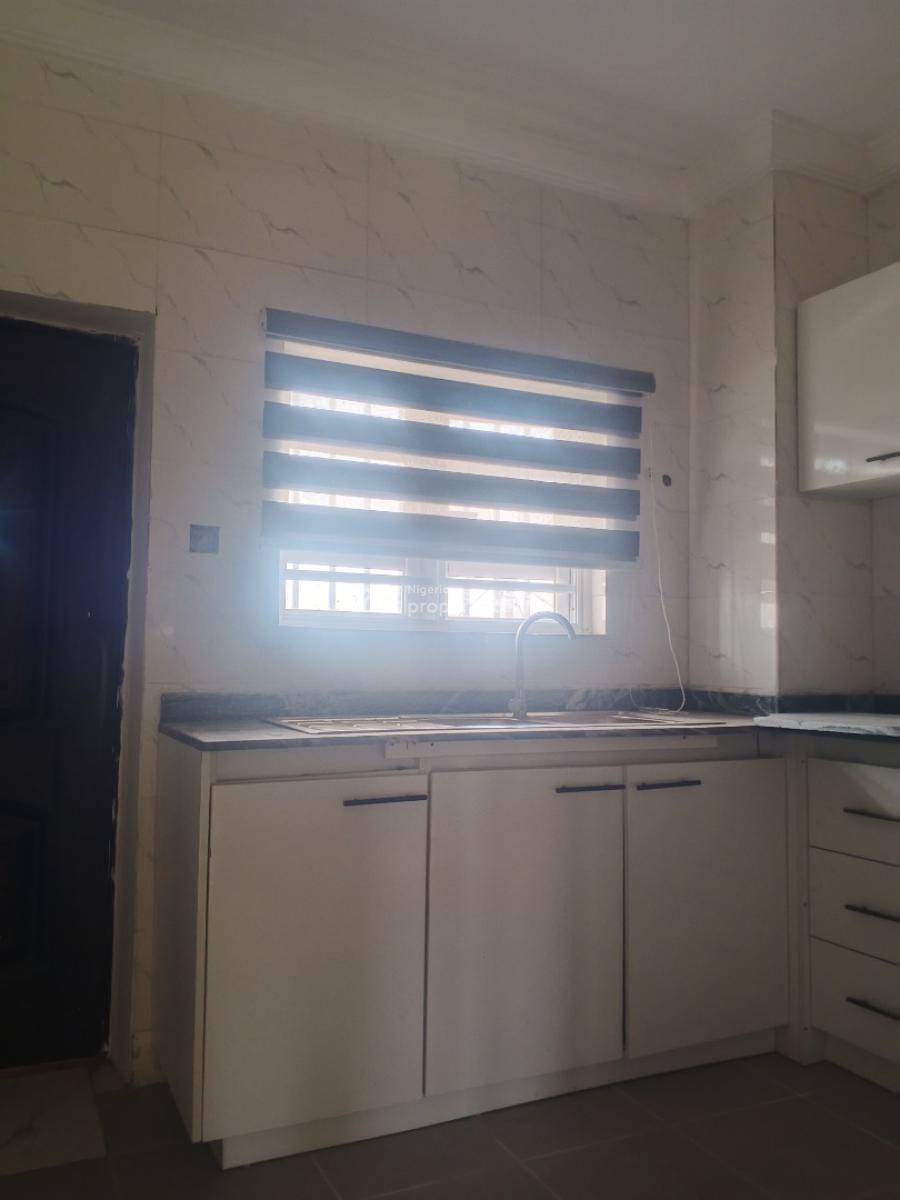 Executive 3 Bedroom Flat Available on a 4th Floor, Alagomeji, Yaba, Lagos, Flat / Apartment for Rent