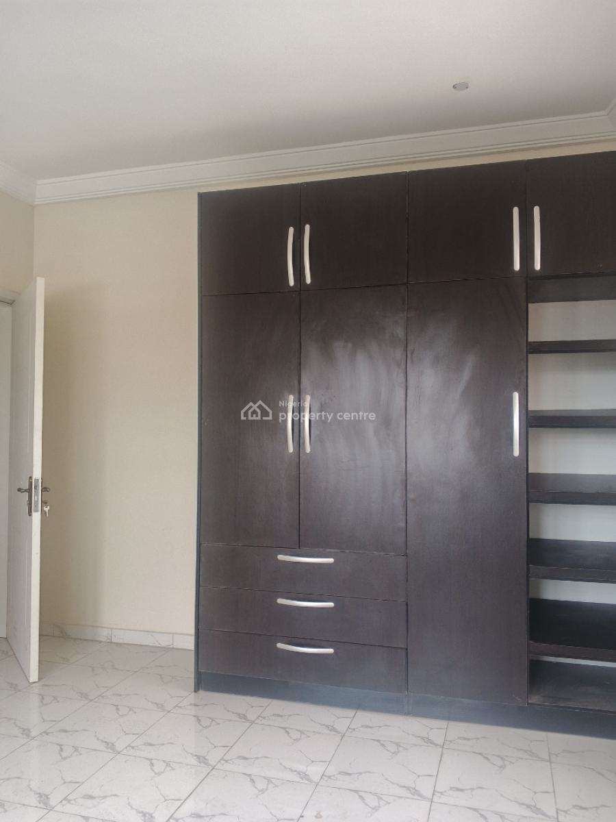 Executive 3 Bedroom Flat Available on a 4th Floor, Alagomeji, Yaba, Lagos, Flat / Apartment for Rent