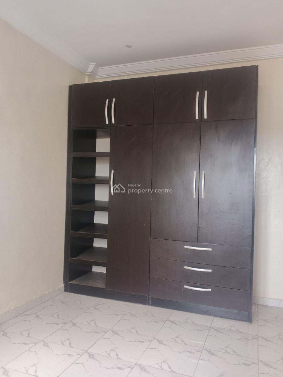 Executive 3 Bedroom Flat Available on a 4th Floor, Alagomeji, Yaba, Lagos, Flat / Apartment for Rent
