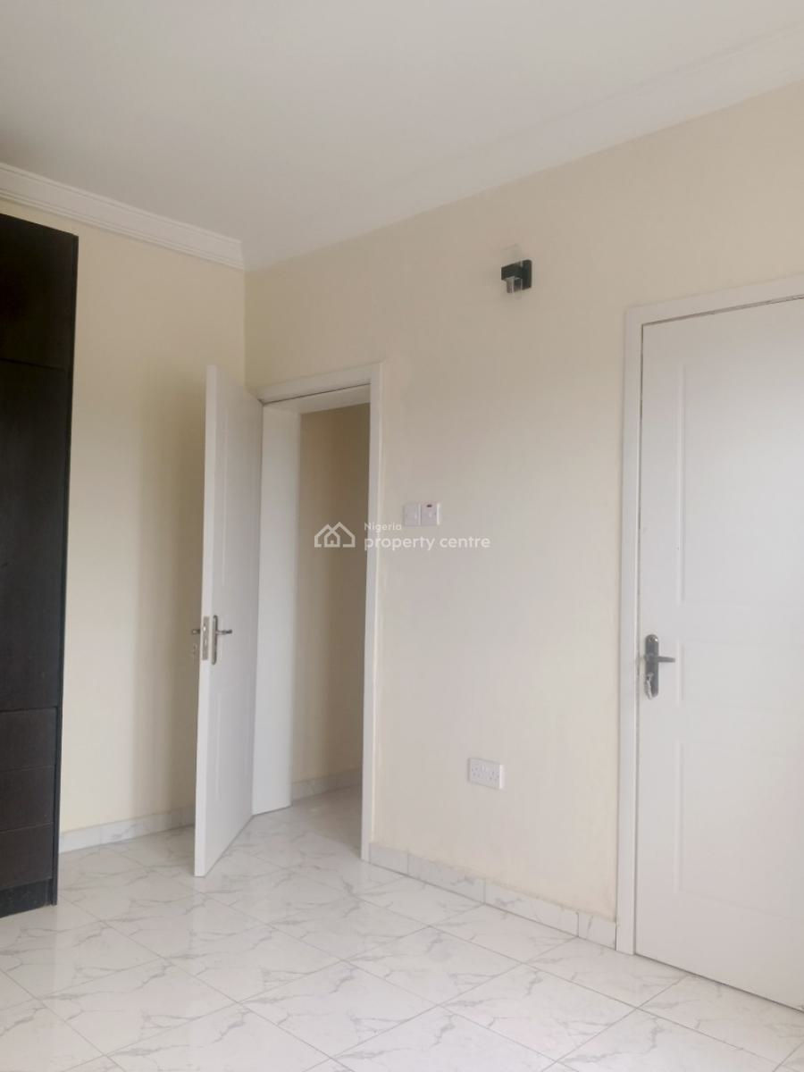 Executive 3 Bedroom Flat Available on a 4th Floor, Alagomeji, Yaba, Lagos, Flat / Apartment for Rent