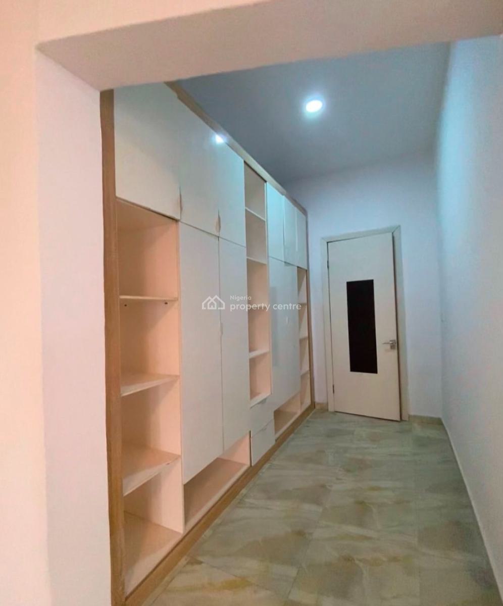 Masters Bedroom with Balcony and Jacuzzi, Oral Estate Extension, By Chevron Toll Gate Lekki, Lekki, Lagos, Flat / Apartment for Rent