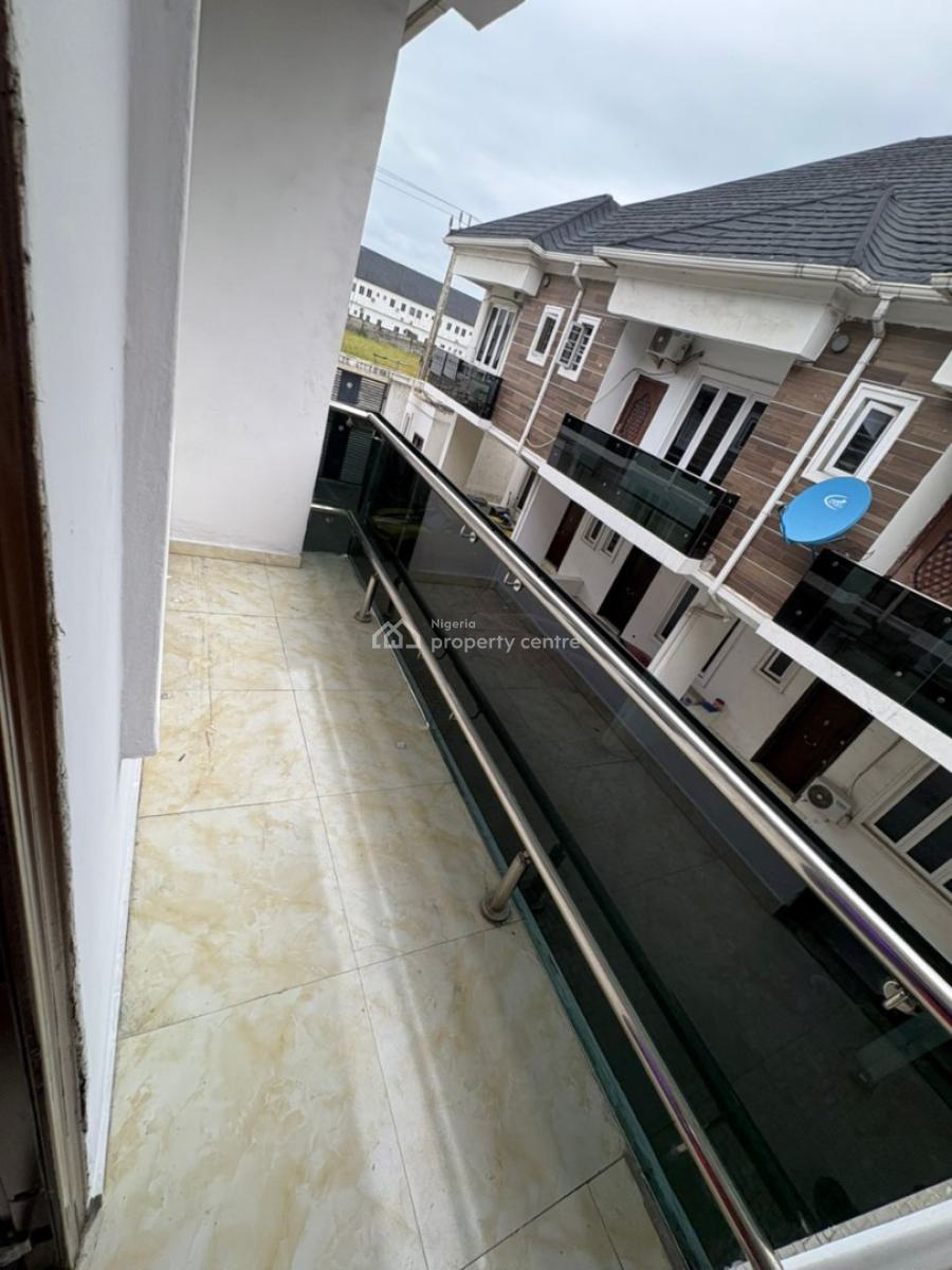 Spacious Master Bedroom in a Shared Apartment, Royal Pine Estate Orchid Road Eleganza Bustop, Lekki Phase 2, Lekki, Lagos, Flat / Apartment for Rent
