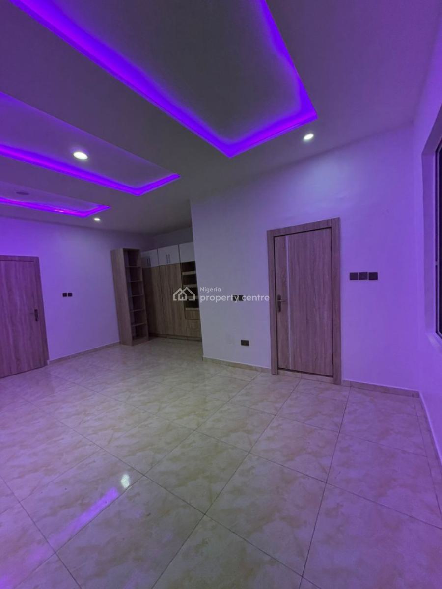 Spacious Master Bedroom in a Shared Apartment, Royal Pine Estate Orchid Road Eleganza Bustop, Lekki Phase 2, Lekki, Lagos, Flat / Apartment for Rent
