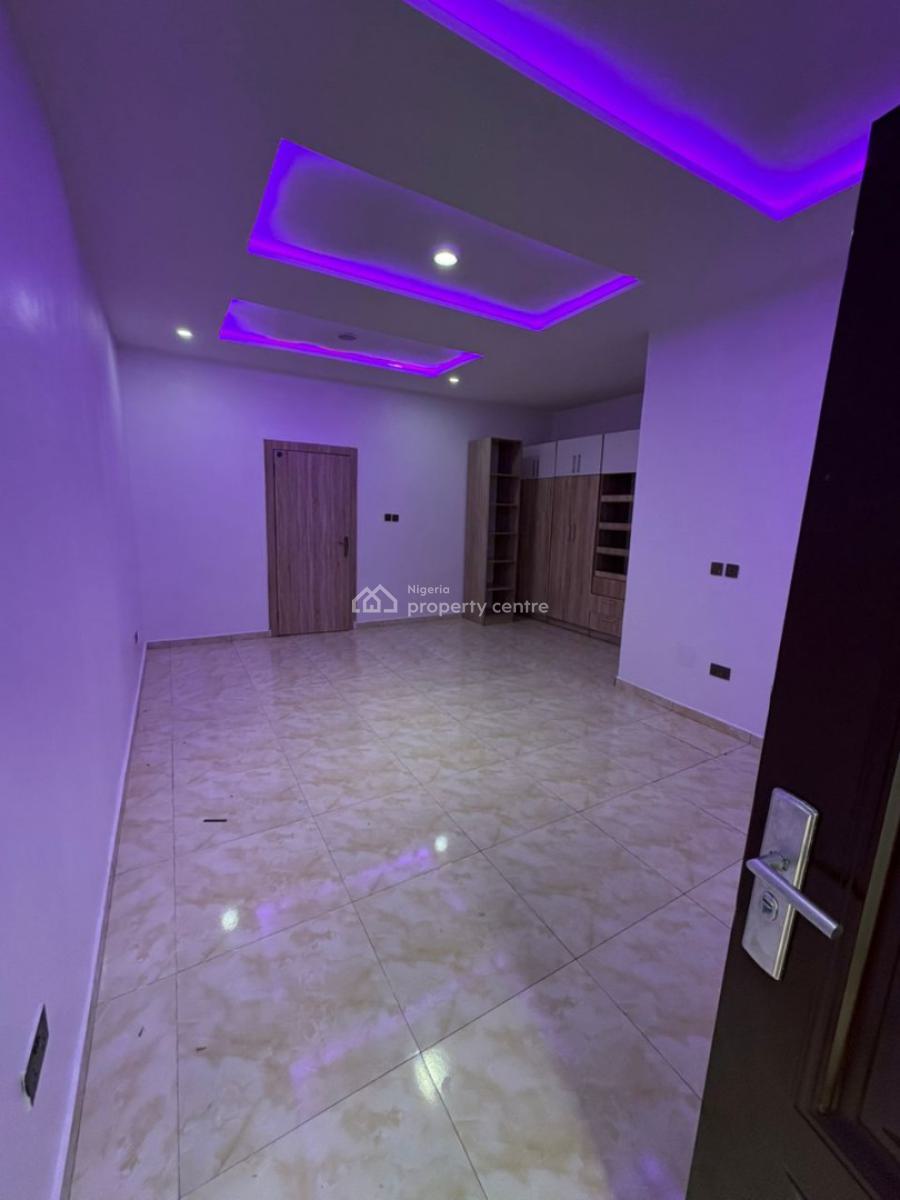 Spacious Master Bedroom in a Shared Apartment, Royal Pine Estate Orchid Road Eleganza Bustop, Lekki Phase 2, Lekki, Lagos, Flat / Apartment for Rent