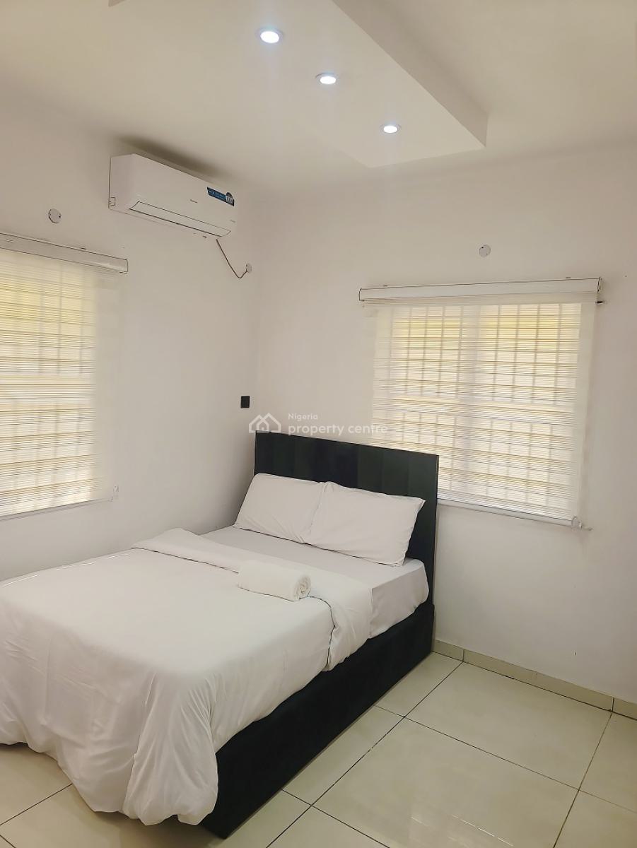Nicely Furnished 4 Bedroom Apartment, Lekki Phase 1, Lekki, Lagos, Flat / Apartment Short Let