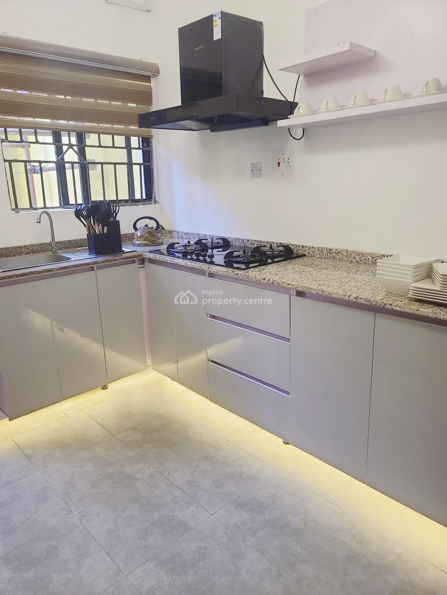 Nicely Furnished 4 Bedroom Apartment, Lekki Phase 1, Lekki, Lagos, Flat / Apartment Short Let