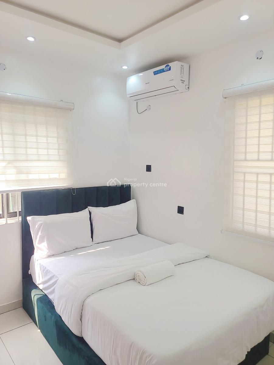 Nicely Furnished 4 Bedroom Apartment, Lekki Phase 1, Lekki, Lagos, Flat / Apartment Short Let