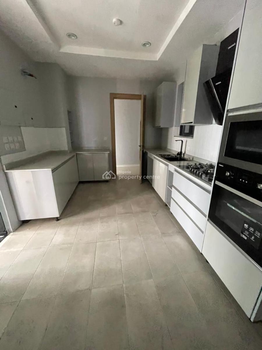 Spacious and Beautiful 4 Bedroom Maisnoette, Lekki Phase 1, Lekki, Lagos, Block of Flats for Sale