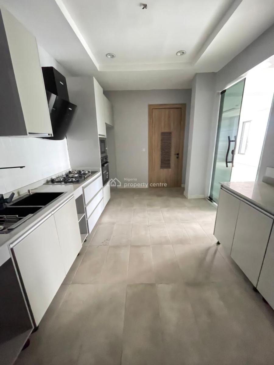 Spacious and Beautiful 4 Bedroom Maisnoette, Lekki Phase 1, Lekki, Lagos, Block of Flats for Sale