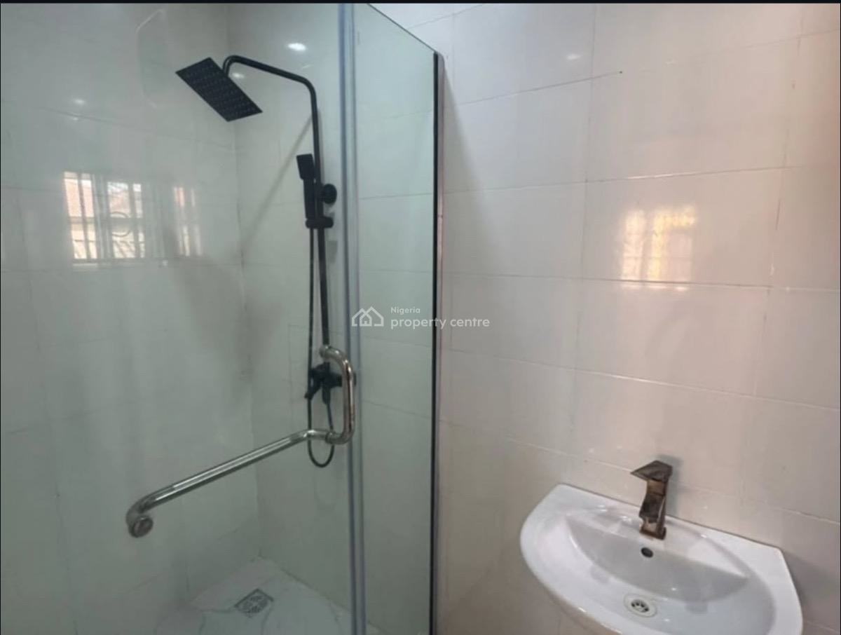 Spacious 3 Bedroom Apartment, Lekki Phase 1, Lekki, Lagos, Flat / Apartment for Rent