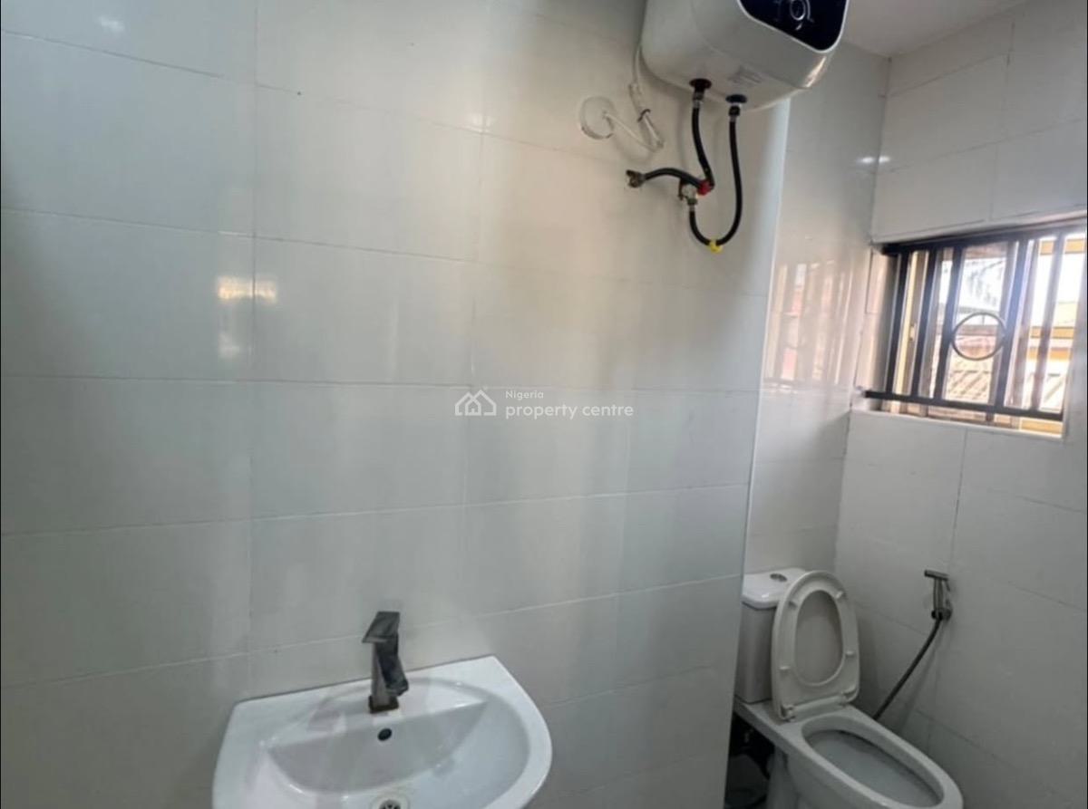 Spacious 3 Bedroom Apartment, Lekki Phase 1, Lekki, Lagos, Flat / Apartment for Rent