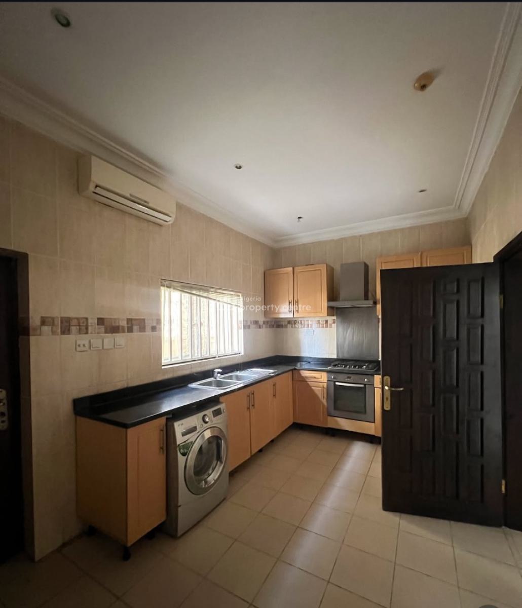 Fully Serviced Spacious 2 Bedroom Apartment, Lekki Phase 1, Lekki, Lagos, Flat / Apartment for Rent