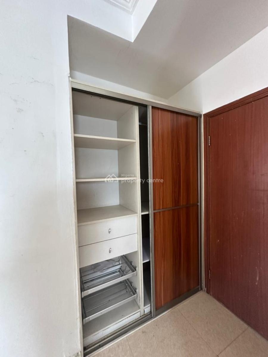 Well Built 3 Bedroom Apartment with Bq, Lekki Phase 1, Lekki, Lagos, Flat / Apartment for Rent