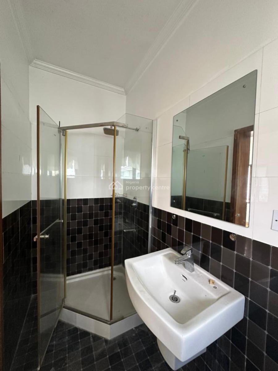 Well Built 3 Bedroom Apartment with Bq, Lekki Phase 1, Lekki, Lagos, Flat / Apartment for Rent