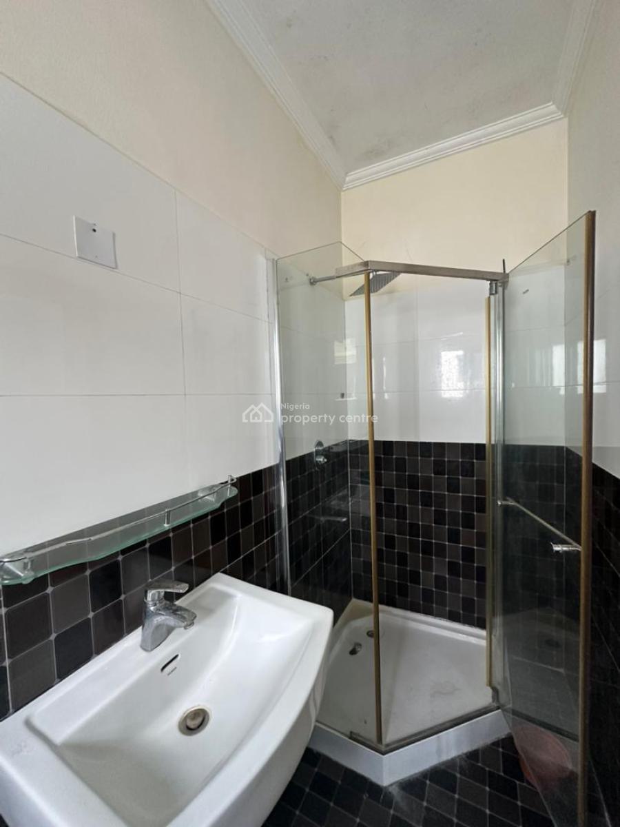 Well Built 3 Bedroom Apartment with Bq, Lekki Phase 1, Lekki, Lagos, Flat / Apartment for Rent