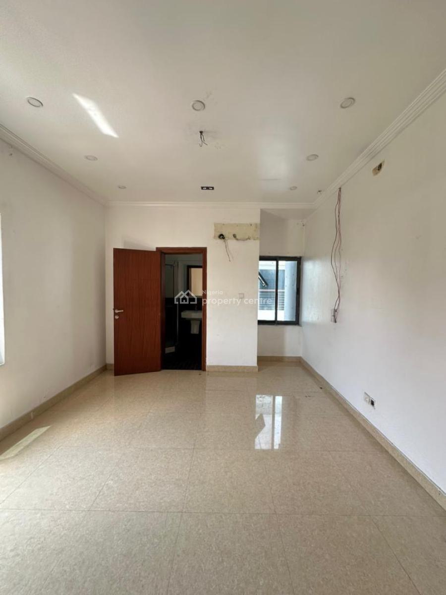 Well Built 3 Bedroom Apartment with Bq, Lekki Phase 1, Lekki, Lagos, Flat / Apartment for Rent