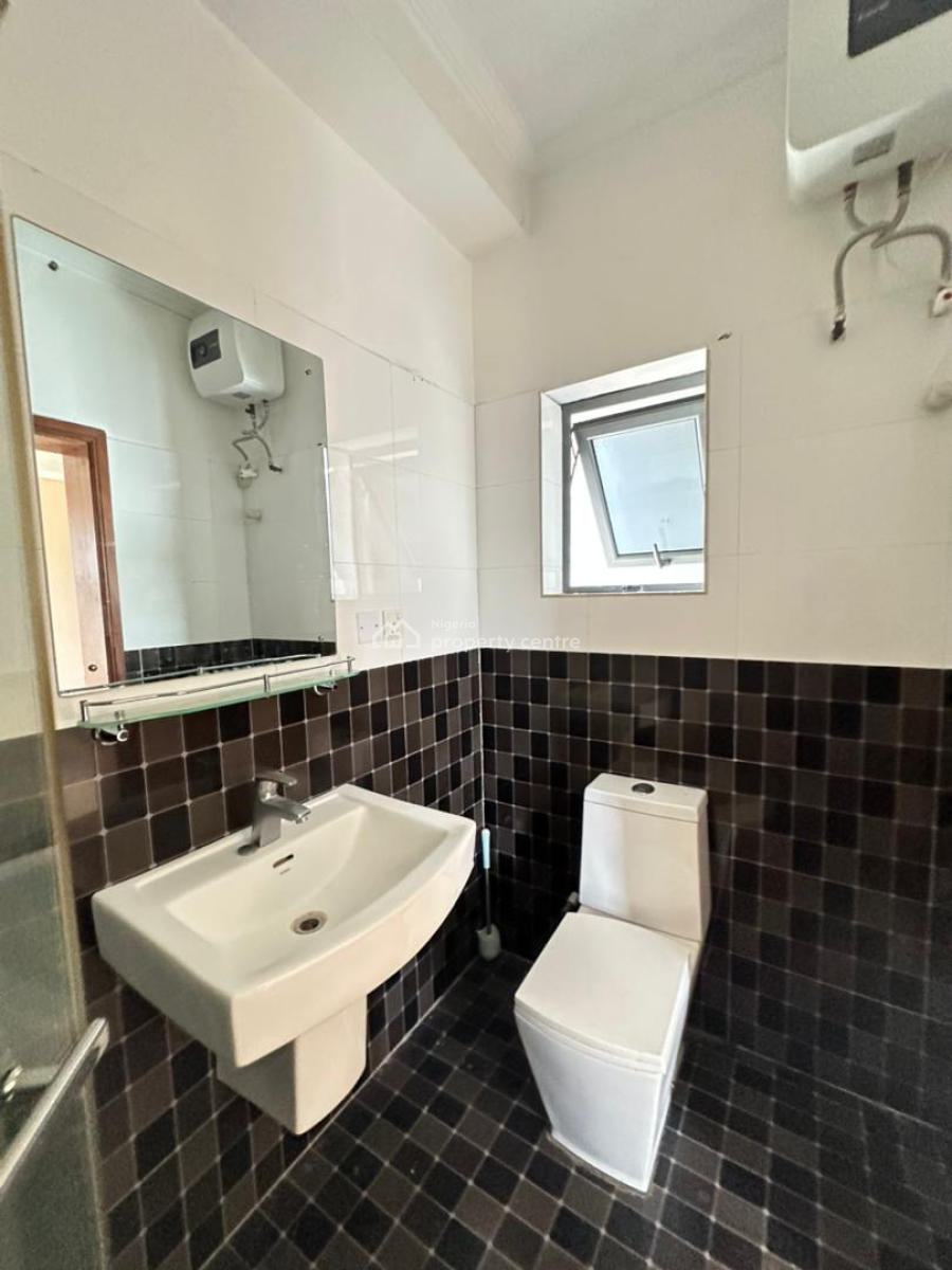 Well Built 3 Bedroom Apartment with Bq, Lekki Phase 1, Lekki, Lagos, Flat / Apartment for Rent