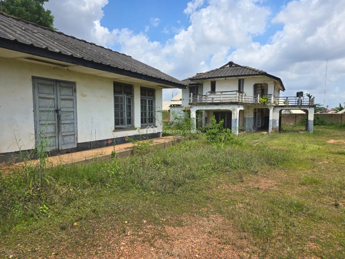 Well Fenced and Gated Structure on 3500sqm of Land, Oba Adesida Street, Iyaganku Gra, Iyaganku, Ibadan, Oyo, Detached Duplex for Sale