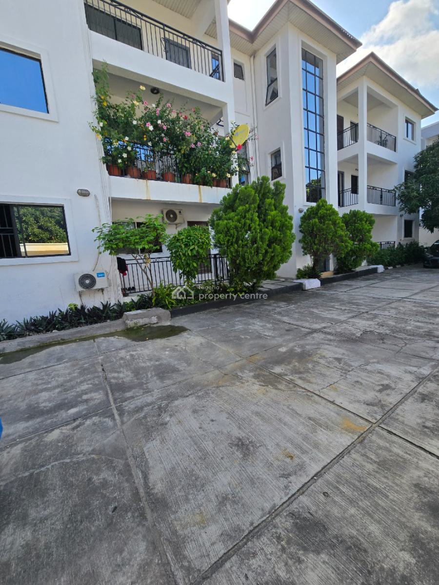 Spacious 3 Bedroom Apartment  with Bq, Off Admiralty Rd, Lekki Phase 1, Lekki, Lagos, Flat / Apartment for Rent