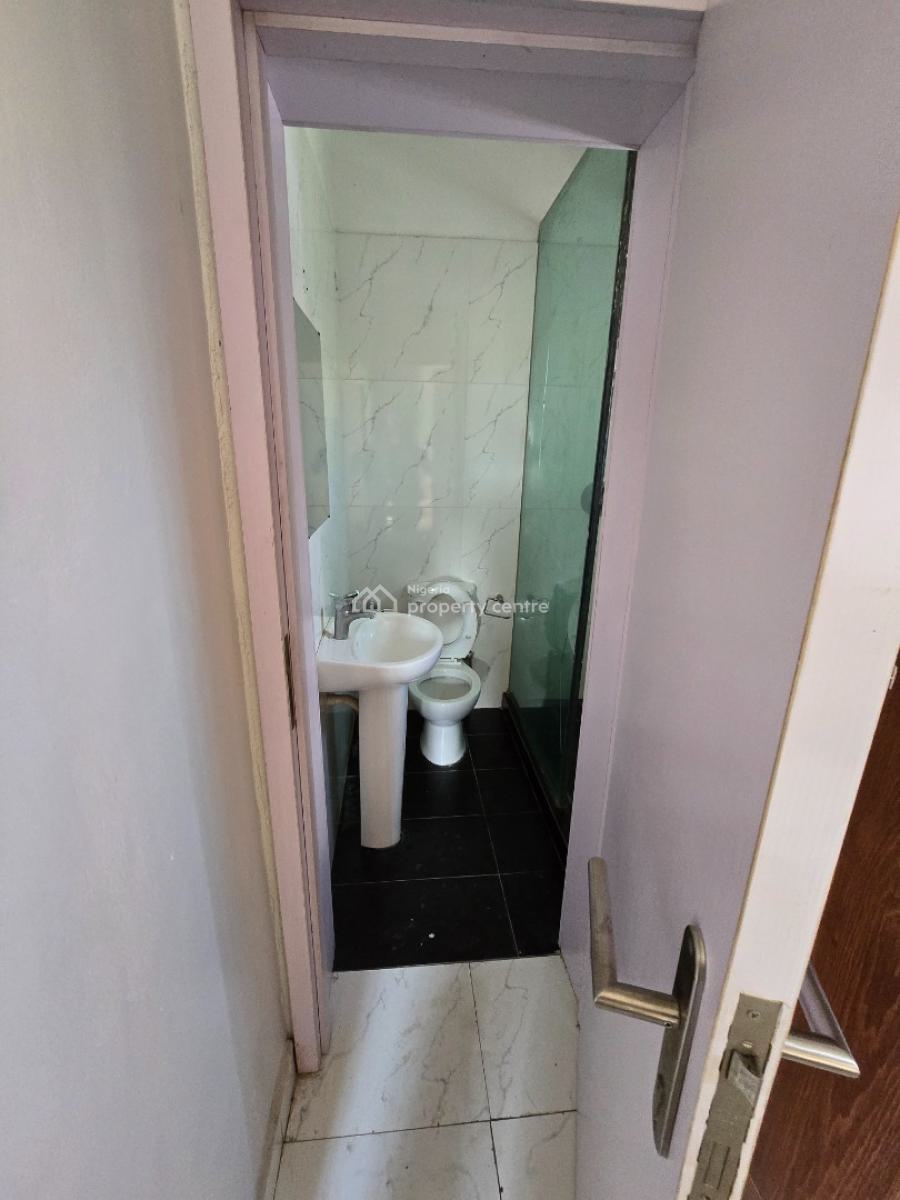 Spacious 3 Bedroom Apartment  with Bq, Off Admiralty Rd, Lekki Phase 1, Lekki, Lagos, Flat / Apartment for Rent
