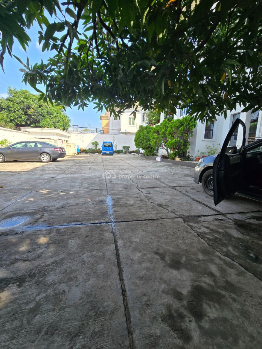 Spacious 3 Bedroom Apartment  with Bq, Off Admiralty Rd, Lekki Phase 1, Lekki, Lagos, Flat / Apartment for Rent