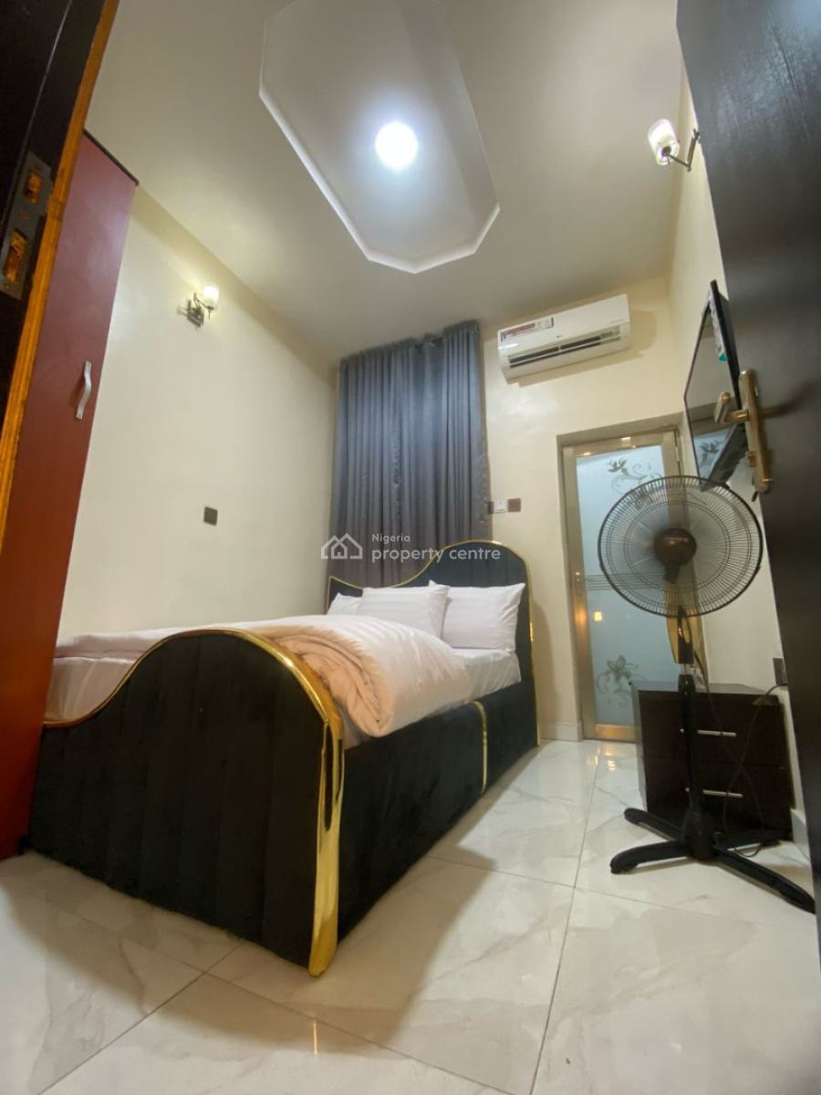 3 Bedroom Apartment, Otedola Estate, Omole Phase 2, Ikeja, Lagos, Flat / Apartment Short Let