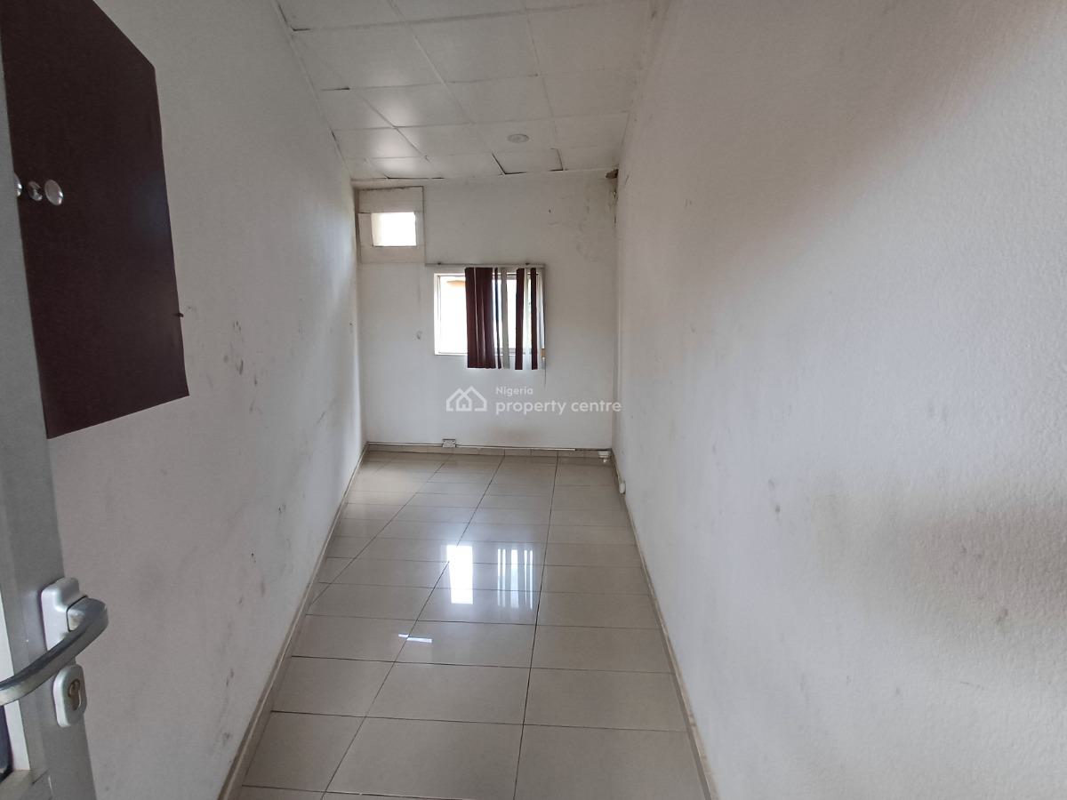 11sqm Office / Shop Space on The Second Floor, Wuse 2, Abuja, Office Space for Rent