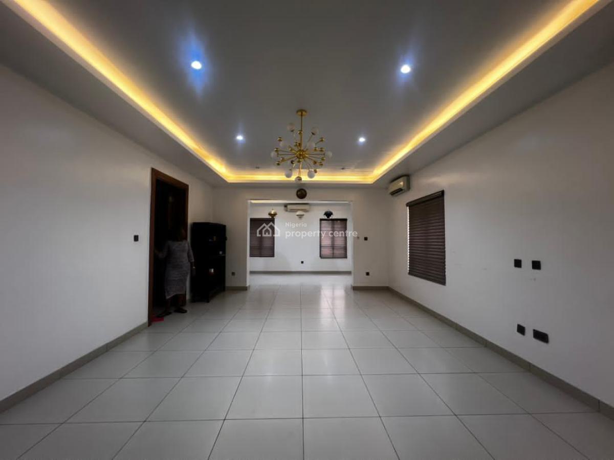 Fully Serviced 3 Bed Apartment Upstairs with Bq, Lekki Phase 1, Right Side, Lekki, Lagos, Flat / Apartment for Rent