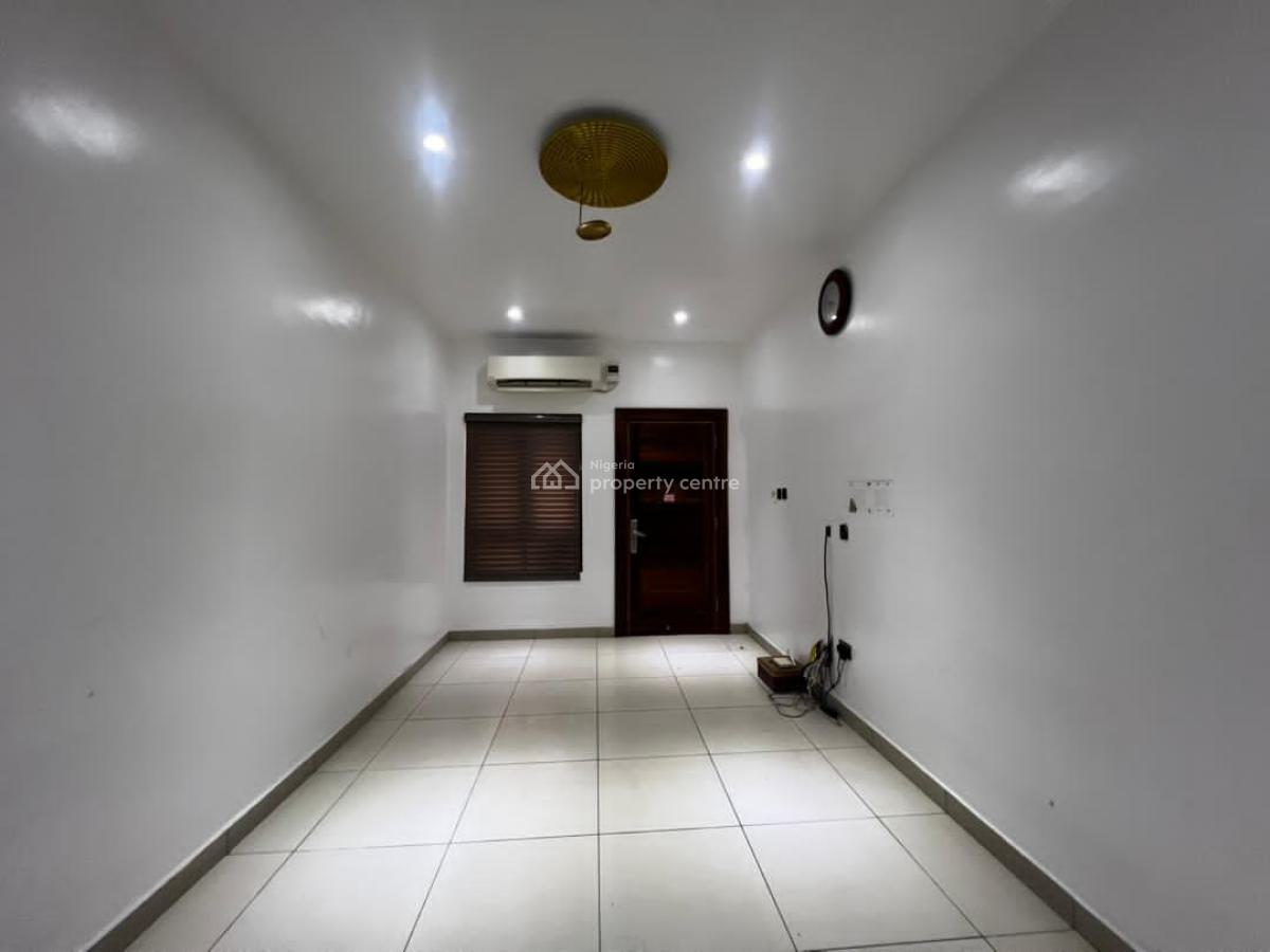 Fully Serviced 3 Bed Apartment Upstairs with Bq, Lekki Phase 1, Right Side, Lekki, Lagos, Flat / Apartment for Rent
