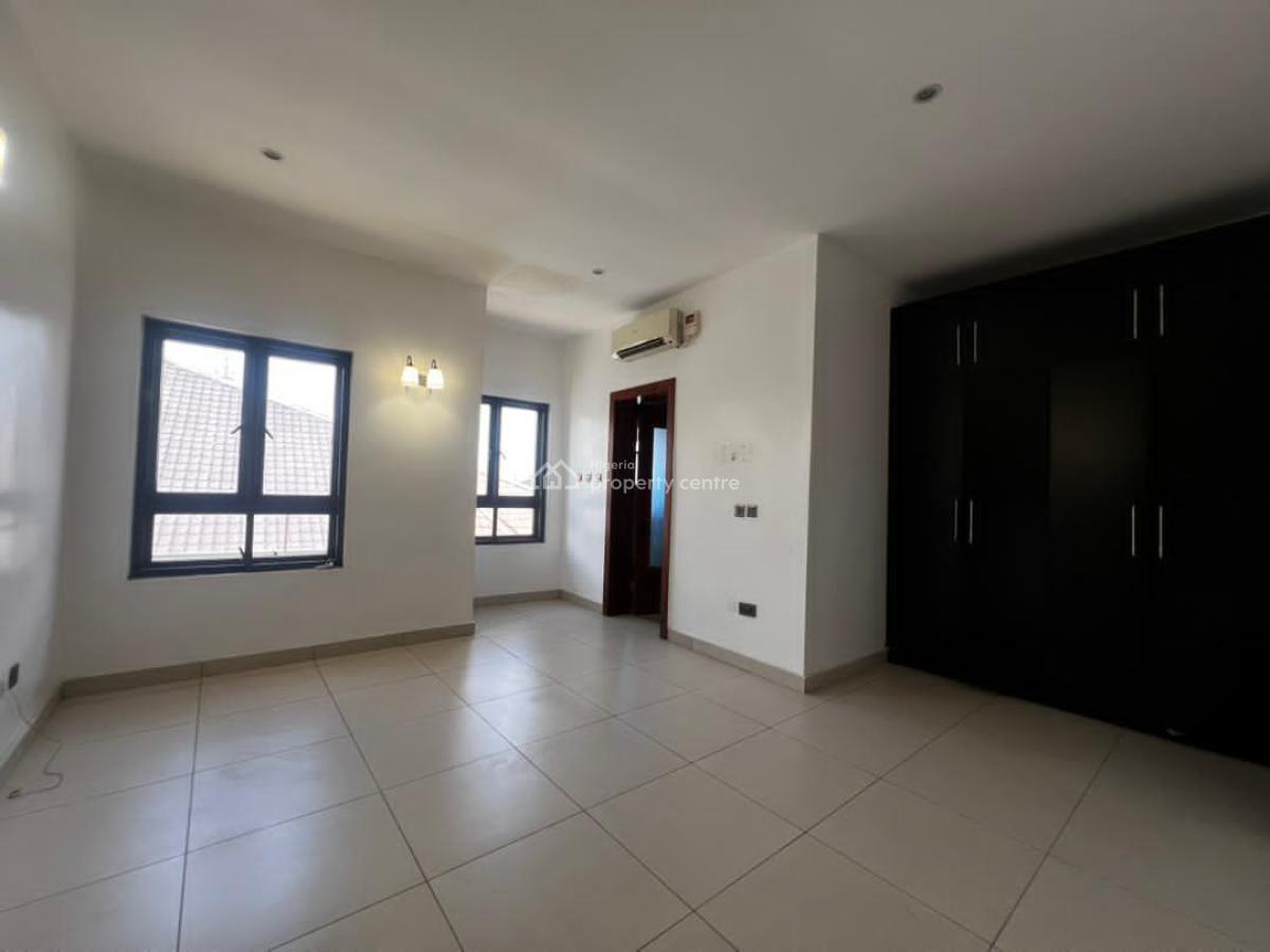 Fully Serviced 3 Bed Apartment Upstairs with Bq, Lekki Phase 1, Right Side, Lekki, Lagos, Flat / Apartment for Rent