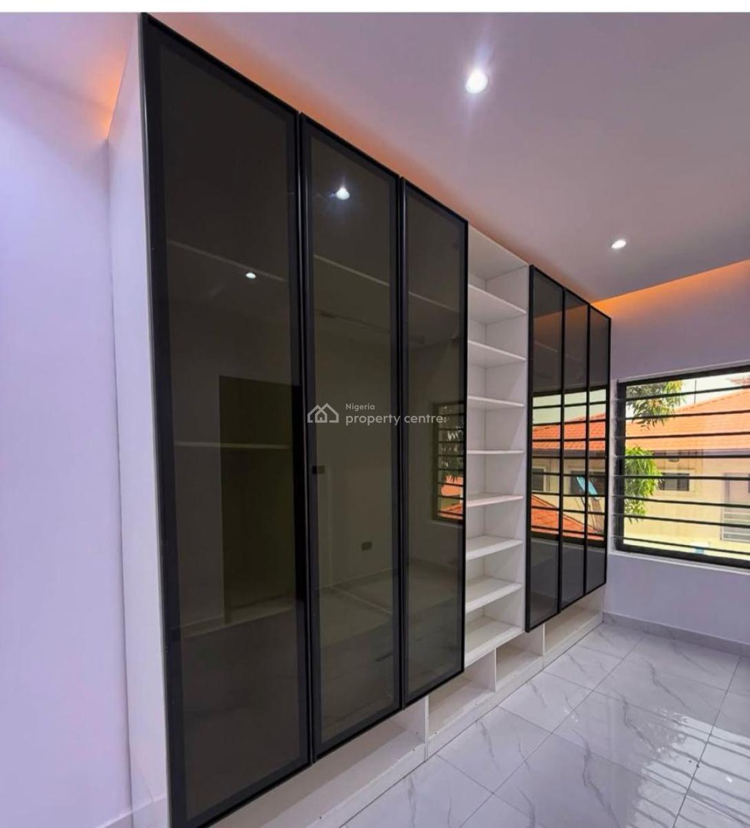 Beautifully Built 2 Bedroom  Apartment with a Bq & Gym, Lekki Phase 1, Lekki, Lagos, Flat / Apartment for Sale
