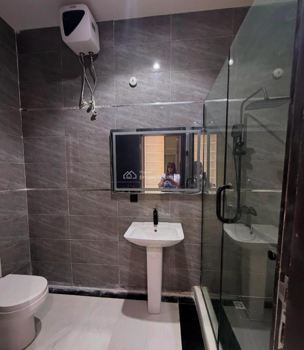 Beautifully Built 2 Bedroom  Apartment with a Bq & Gym, Lekki Phase 1, Lekki, Lagos, Flat / Apartment for Sale
