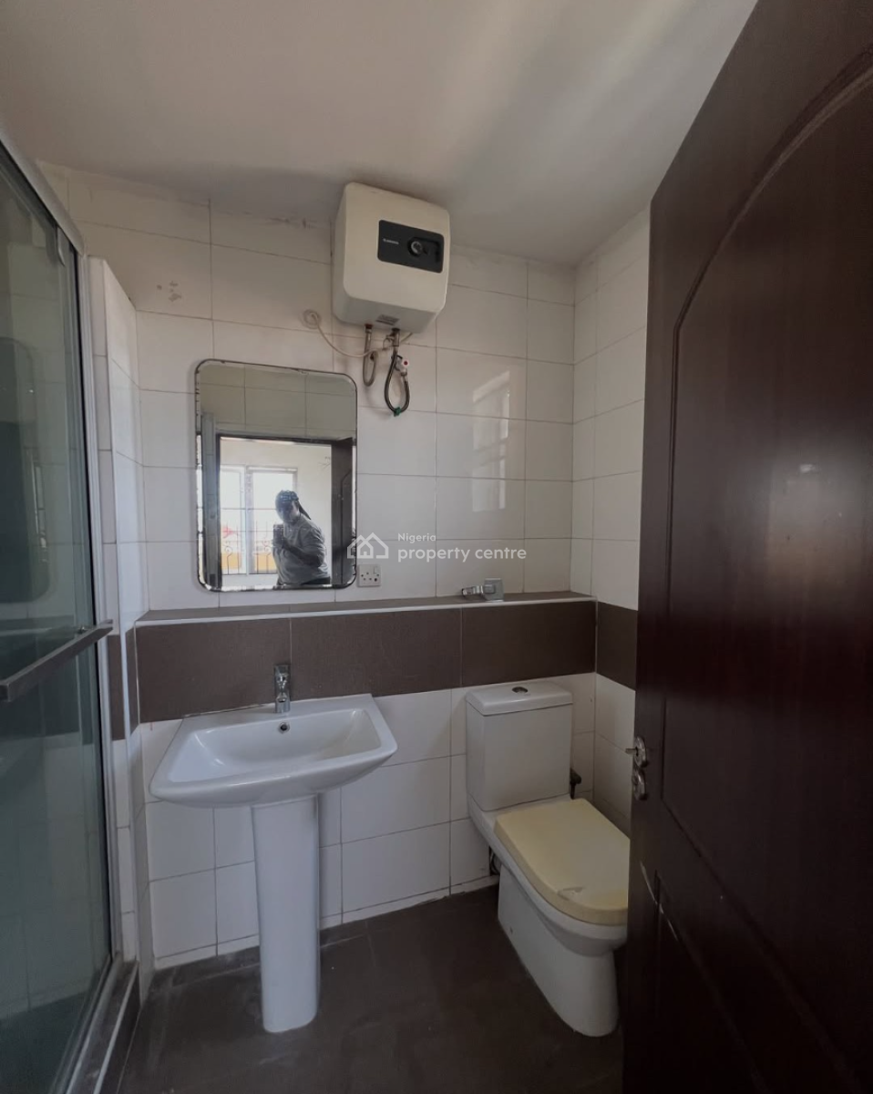 Fully Service 3bedroom Flat with Bq at Lekki Phase 1, Lekki Phase 1 Off Admiralty Way, Lekki Phase 1, Lekki, Lagos, House for Rent