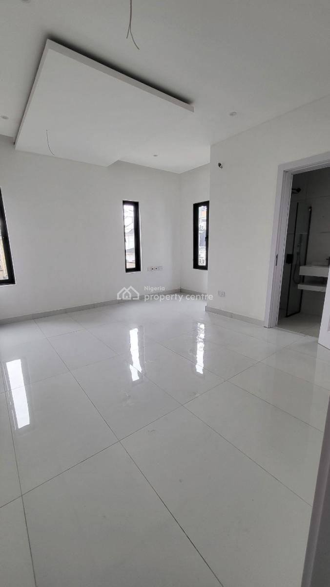 Modern and Beautifully Finished 2 Bedroom Apartment Located in a Seren, Comes with: Ensuite Bedrooms · Fully Fitted Kitchen · Swimming Pool ·, Ikate, Lekki, Lagos, Block of Flats for Sale
