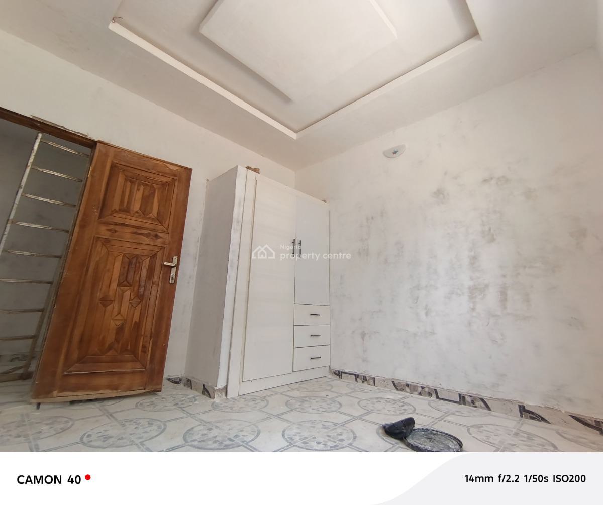 2 Bedroom Flat, Elepe Ijede Road, Ikorodu, Lagos, Flat / Apartment for Rent