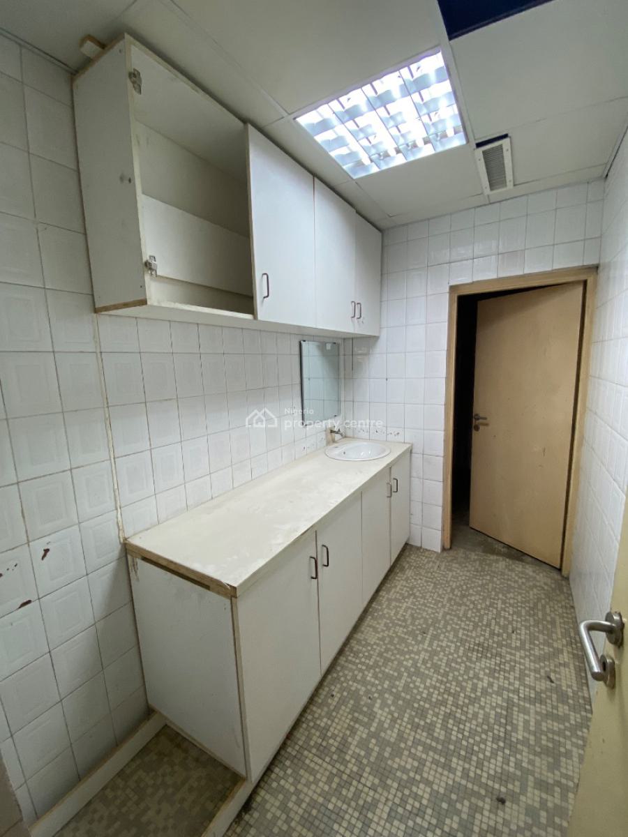 a Fully Service 570sqm Open Plan Office Space, Bank Anthony Way Ikeja Lagos, Ikeja, Lagos, Office Space for Rent