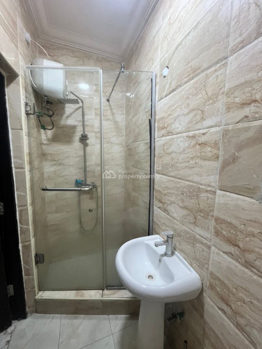 Standrad Single Room to Share Parlor, 2 Osapa London, Lekki, Lagos, Flat / Apartment for Rent