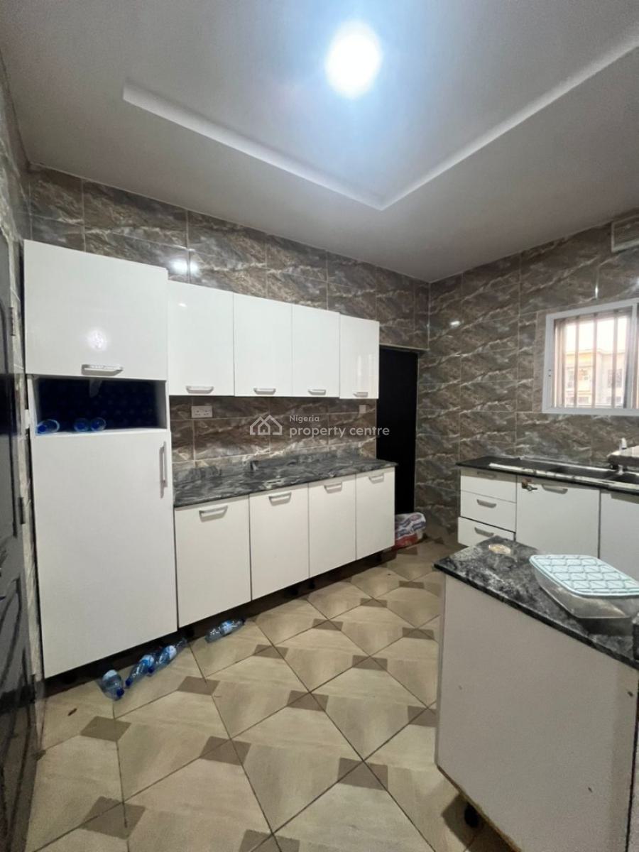 Standrad Single Room to Share Parlor, 2 Osapa London, Lekki, Lagos, Flat / Apartment for Rent