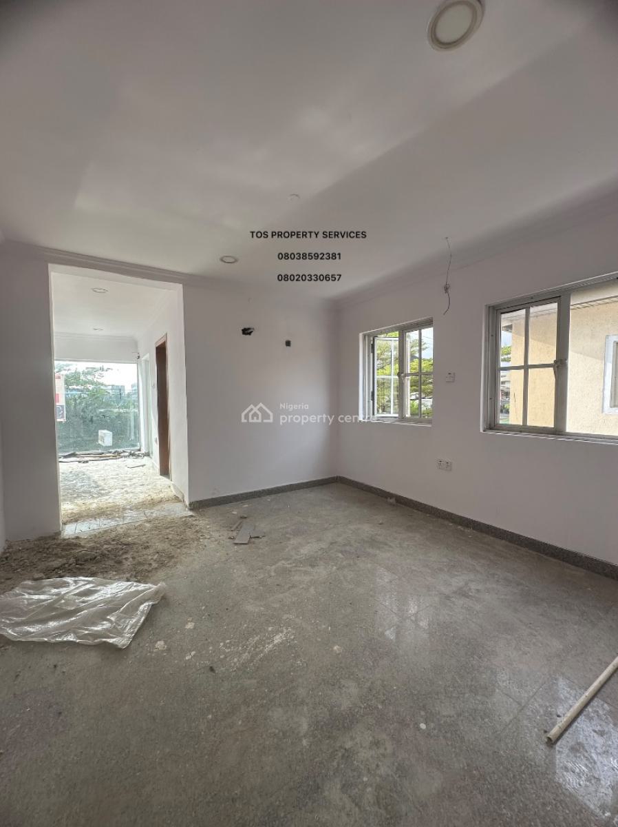 Road-facing Commercial Property, Lekki Phase 1, Lekki, Lagos, Restaurant / Bar for Rent