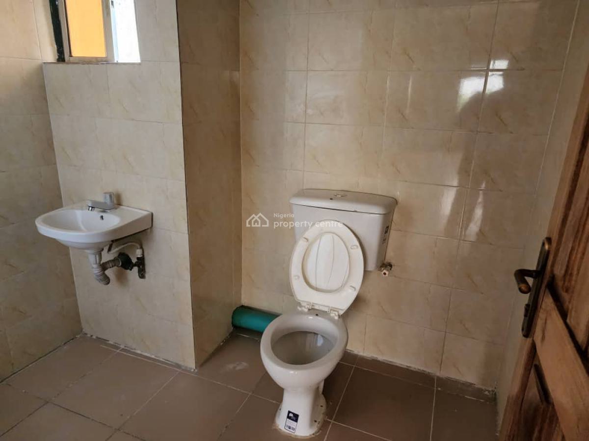 3 Floor Office Space on a Strategic Location, Sagamu, Ogun, Plaza / Complex / Mall for Rent
