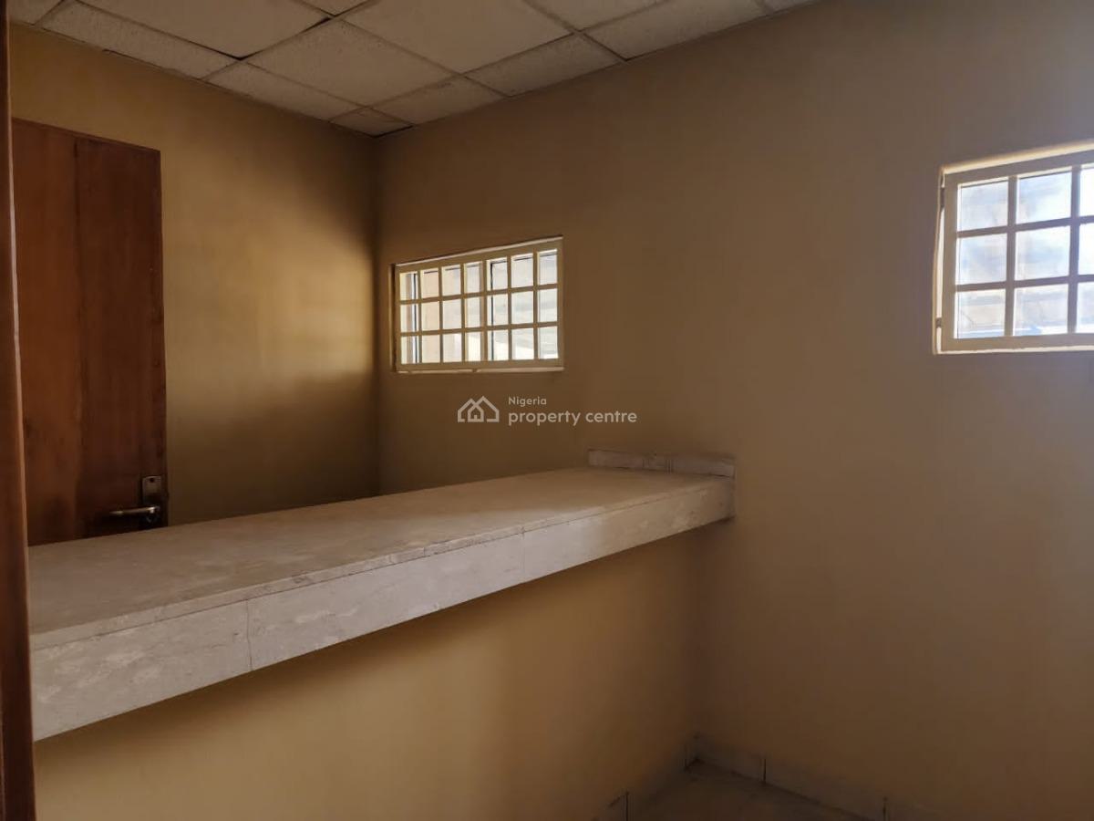3 Floor Office Space on a Strategic Location, Sagamu, Ogun, Plaza / Complex / Mall for Rent