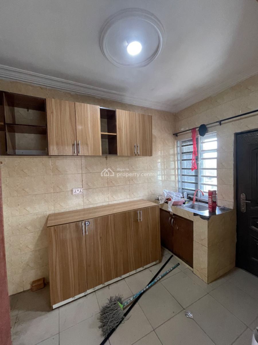 Luxury 2 Bedroom Upstairs En-suite with Visitor Toilet, Alapere, Ketu, Lagos, Flat / Apartment for Rent