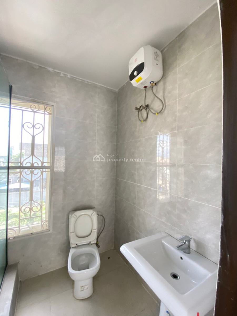 Fully Serviced and Spacious 2 Bedroom Penthouse, Lekki Phase 1, Lekki, Lagos, Flat / Apartment for Rent